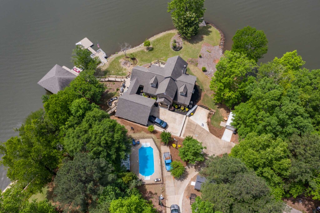 NESTLED ON A POINT LOT ON THE GA SIDE OF LAKE HARDING! SOLD! Lake